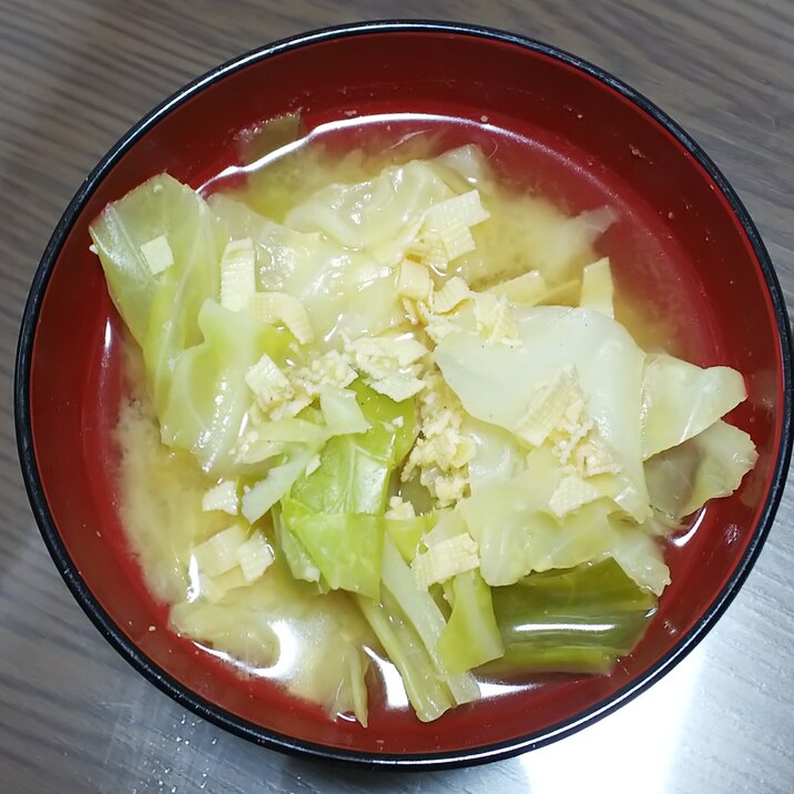 キャベツと豆腐皮スライスの味噌汁